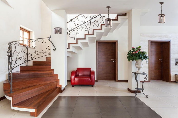 özel bir evin iç kısmındaki salonda merdiven