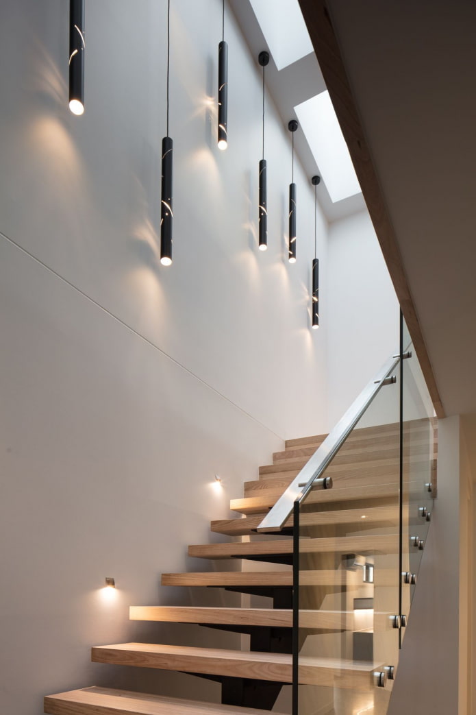 il·luminació d’escales a l’interior d’una casa particular