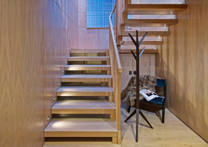 özel bir evin iç kısmındaki aydınlatma merdivenleri