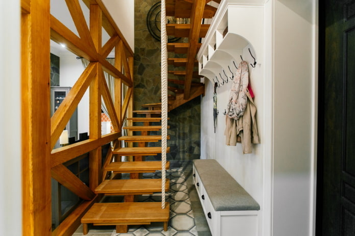 özel bir evin iç kısmındaki koridorda merdiven