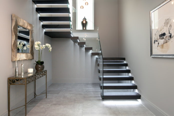 illuminazione delle scale all'interno di una casa privata