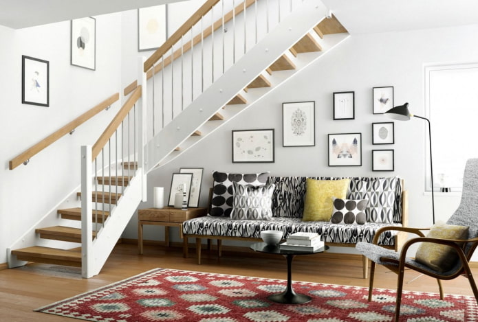 tangga di bahagian dalam rumah dengan gaya Scandinavia