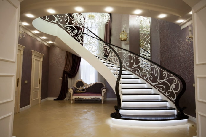schody we wnętrzu domu w stylu klasycznym