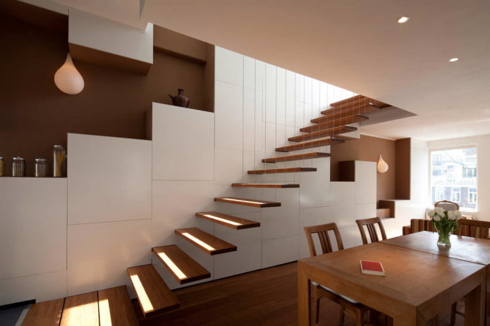 bir evin iç kısmındaki yüksek teknolojili merdiven