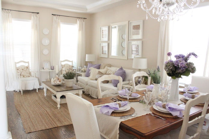 Krémový obývací pokoj s fialovými doplňky