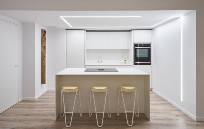Mutfakta aydınlatmalı beyaz tavan