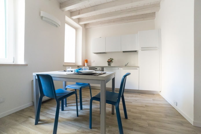 Bucătărie albă cu scaune albastre