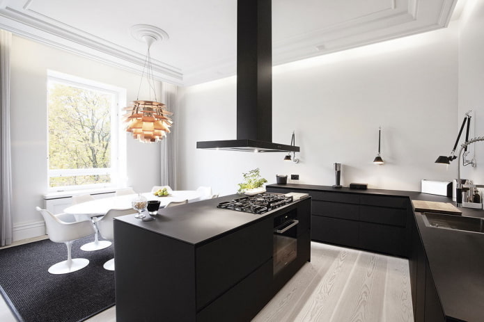 Køkken med en ø i stil med minimalisme