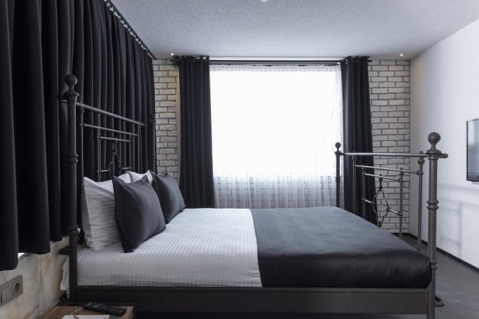 mēbeles guļamistabas interjerā melnbaltā krāsā