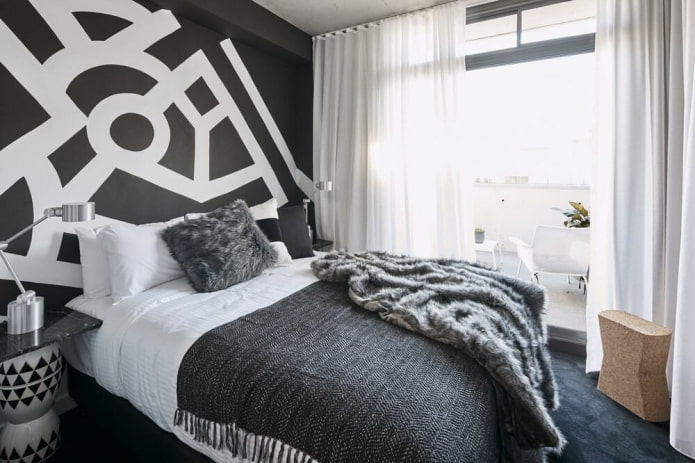 tekstil di bahagian dalam bilik tidur dengan warna hitam dan putih