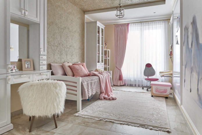 interior dormitor în culori roz și bej