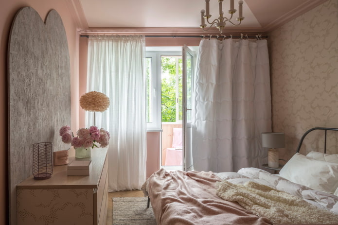 guļamistabas interjers rozā un smilškrāsas krāsās