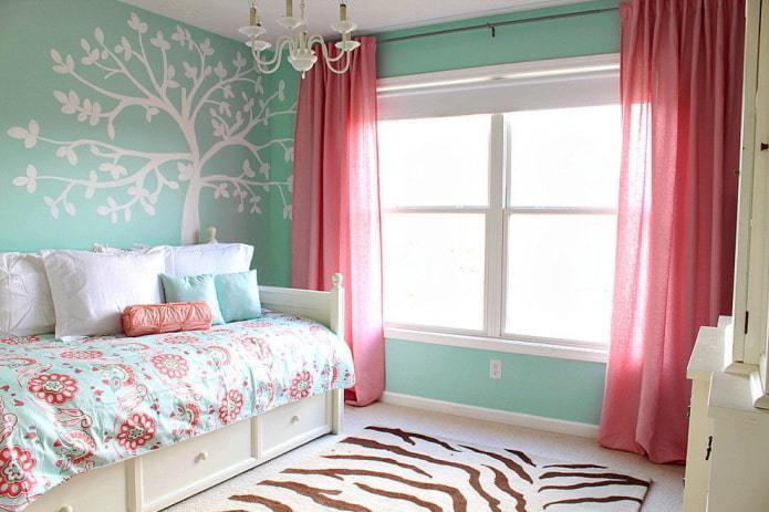 interior dormitor în culori roz și turcoaz