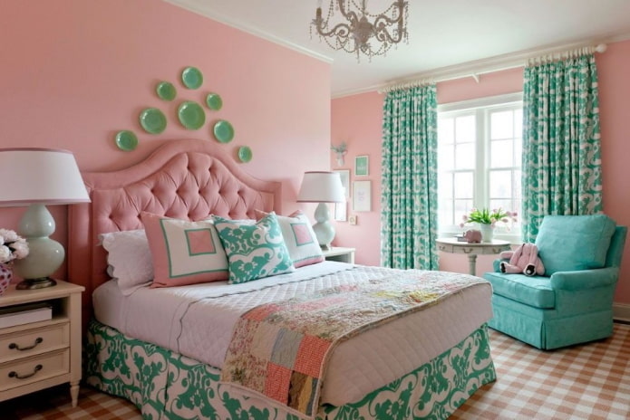 interno della camera da letto nei colori rosa e turchese