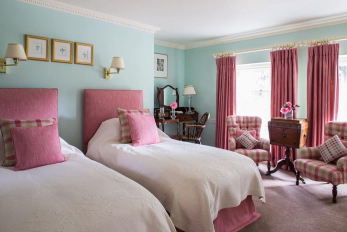 soveværelse interiør i lyserøde og blå farver