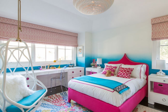 makuuhuoneen sisustus vaaleanpunaisella ja sinisellä värillä