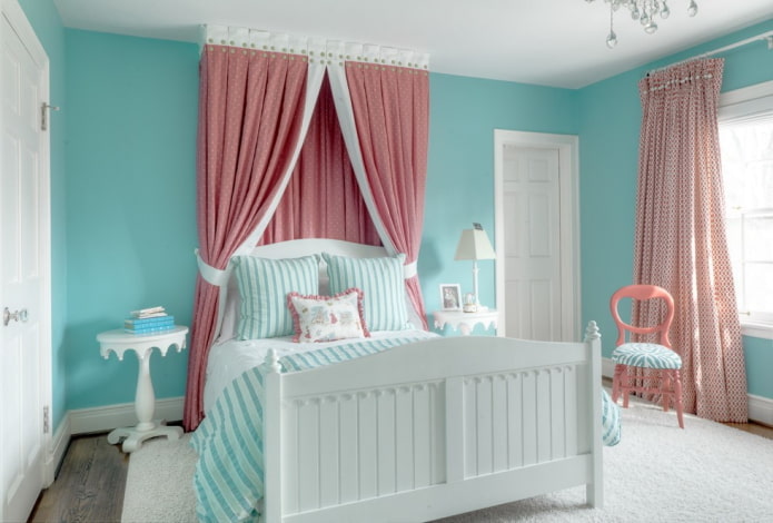 soveværelse interiør i lyserøde og blå farver