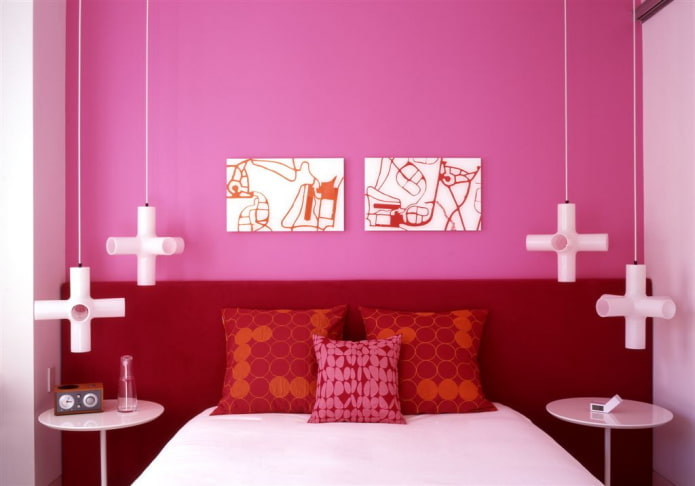 makuuhuoneen sisustus vaaleanpunaisissa ja punaisissa väreissä