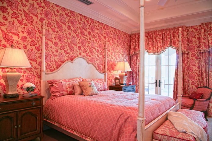 interiér ložnice v růžové a červené barvě