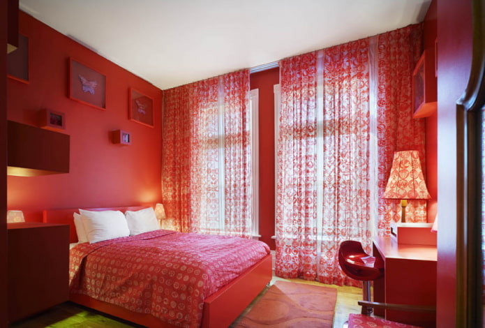 guļamistabas interjers rozā un sarkanā krāsā