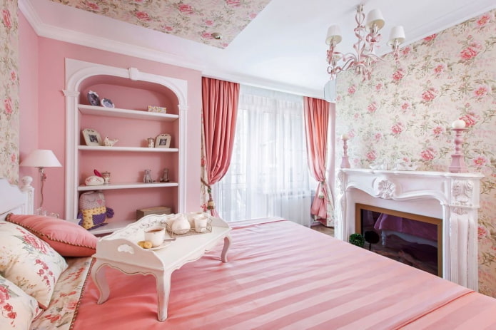 interiør i et hvidt og lyserødt soveværelse