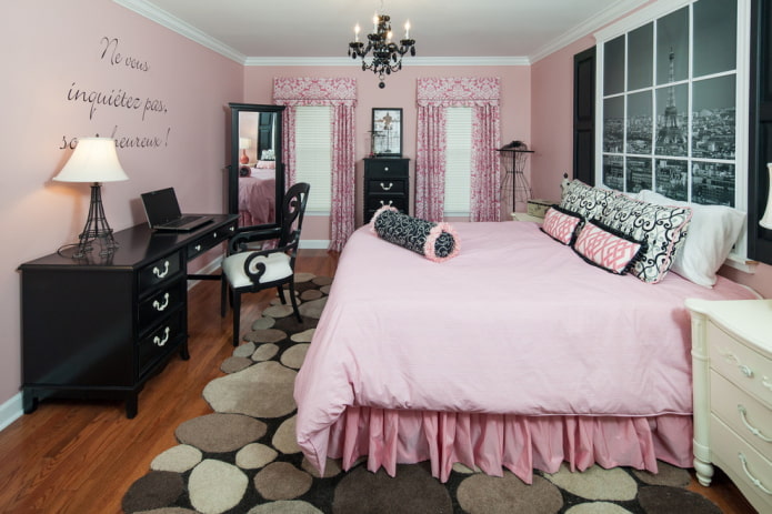 guļamistabas interjers melnās un rozā krāsās