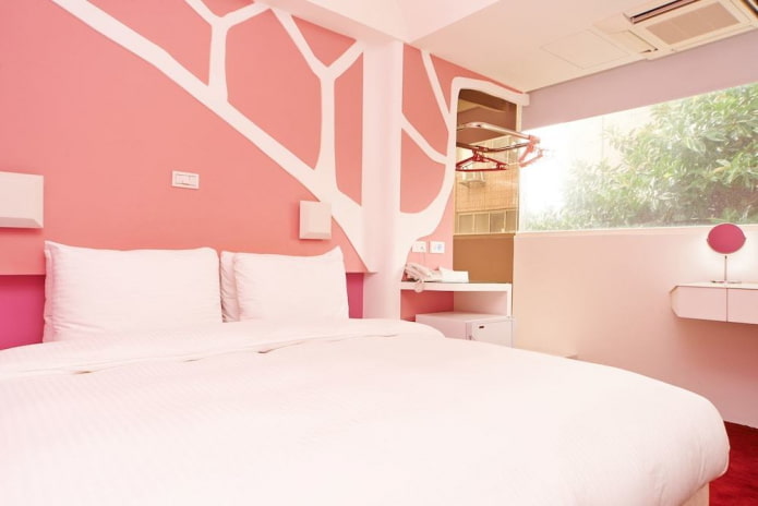 interno di una camera da letto bianca e rosa
