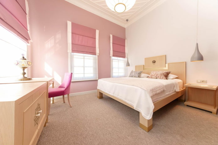 interno della camera da letto nei colori rosa e beige