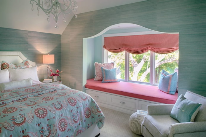 interior dormitor în culori roz și menta