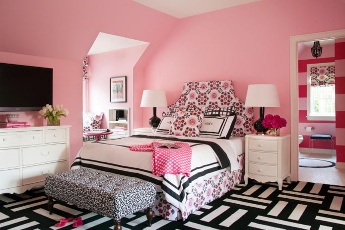 makuuhuoneen sisustus mustalla ja vaaleanpunaisella värillä