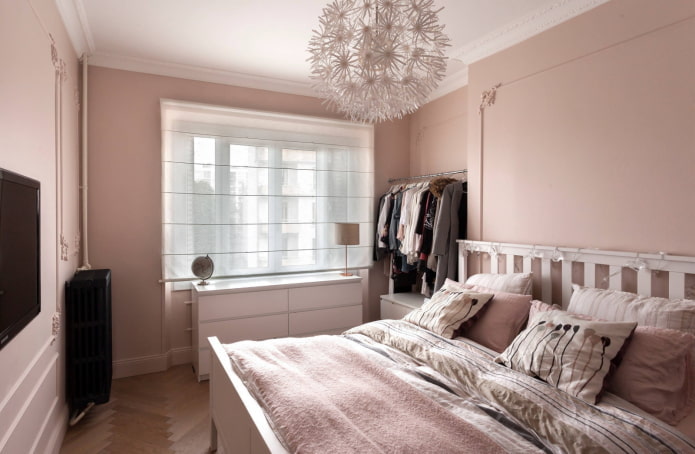 makuuhuoneen sisustus vaaleanpunaisissa sävyissä