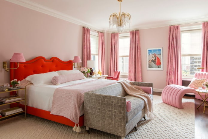 nábytek v interiéru ložnice v růžových tónech