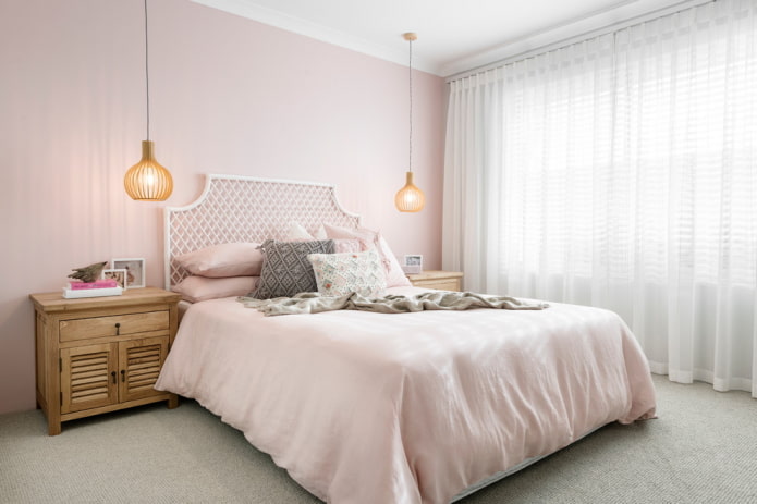 textilie v interiéru ložnice v růžových tónech