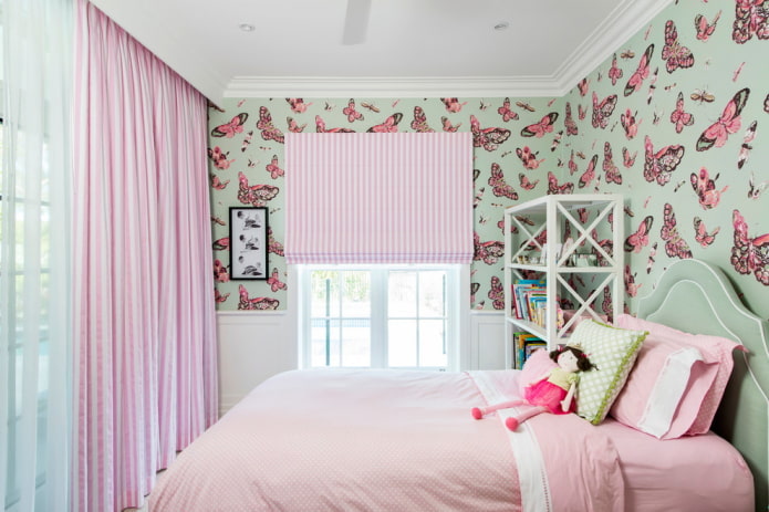 intérieur de la chambre aux couleurs rose et menthe