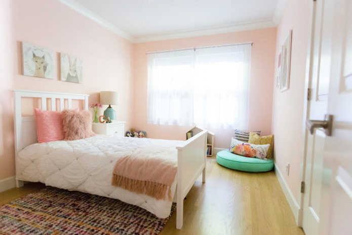 interiér růžové ložnice pro dívku
