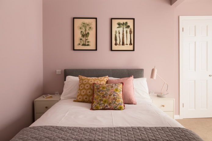 decor in het interieur van de slaapkamer in roze tinten