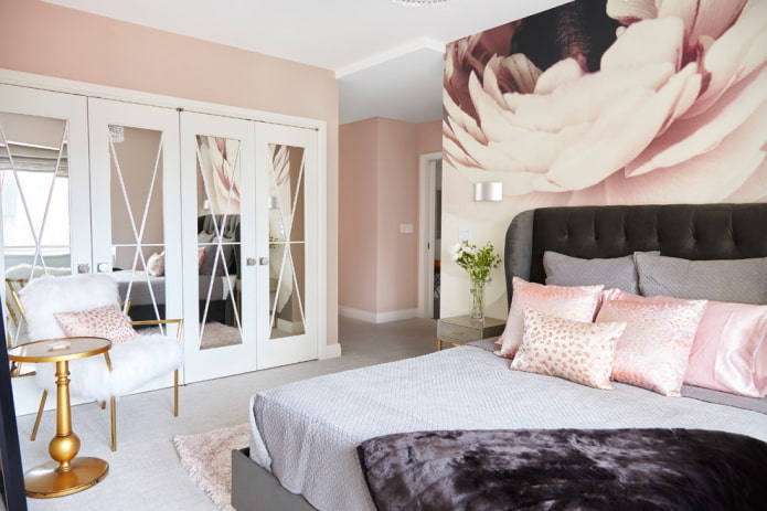 mobilier în interiorul dormitorului în tonuri roz