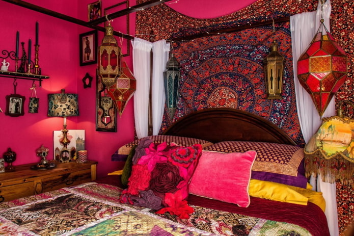 dormitor în stil boho roz