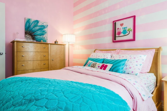 Interieur eines rosa Schlafzimmers für ein Mädchen