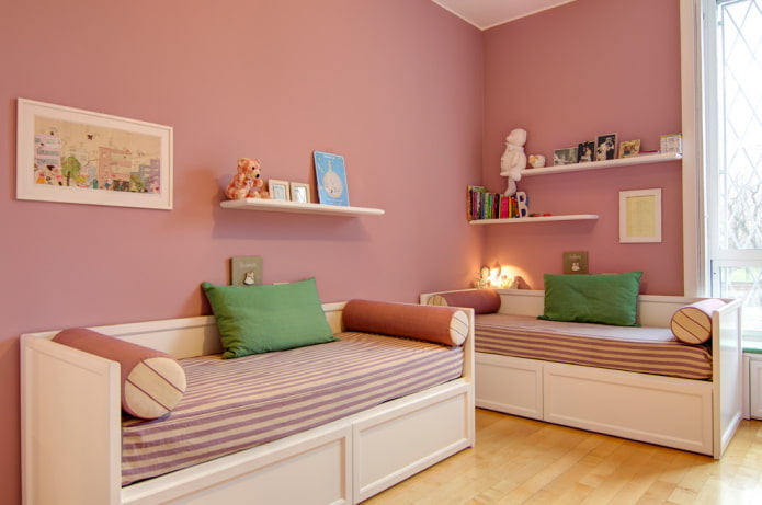 interiér růžové ložnice pro dvě dívky