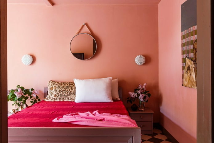 indretning i det indre af soveværelset i lyserøde toner