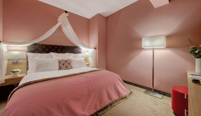 الإضاءة في داخل غرفة النوم بألوان وردية