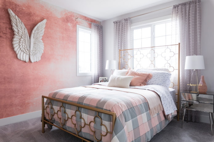 wnętrze szaro-różowej sypialni