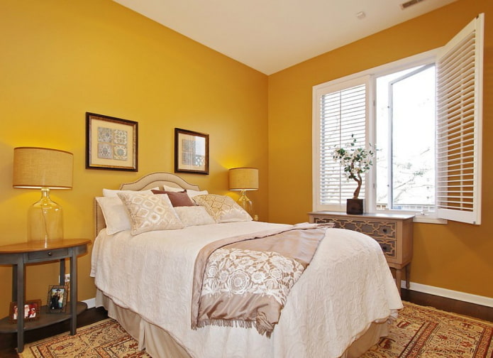 нюанси на жълто във вътрешността на спалнята