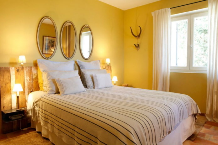 tekstildekoration af soveværelset i gule toner