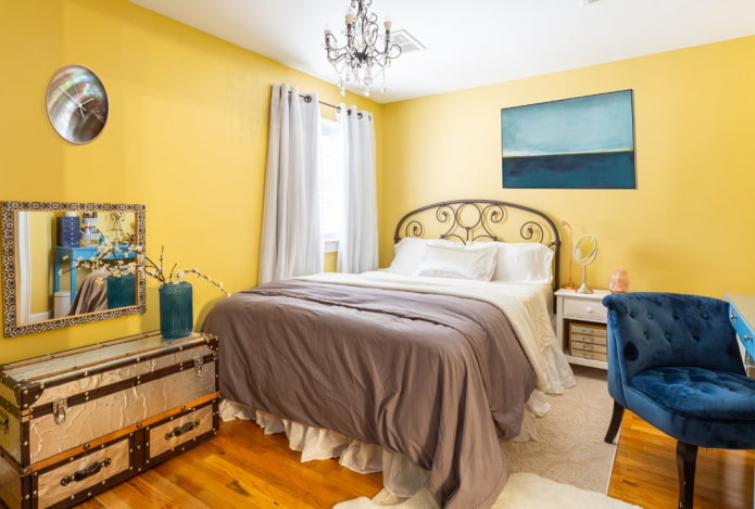 текстилна декорация на спалнята в жълти тонове
