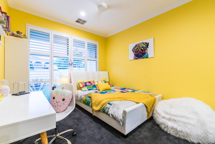 פנים של חדר שינה לילדה בגוונים צהובים