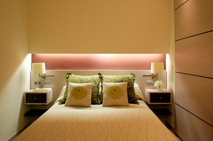 الديكور والإضاءة داخل غرفة النوم بألوان صفراء