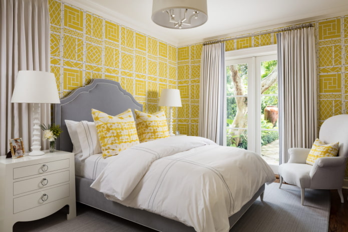 mēbeles guļamistabas interjerā dzeltenos toņos