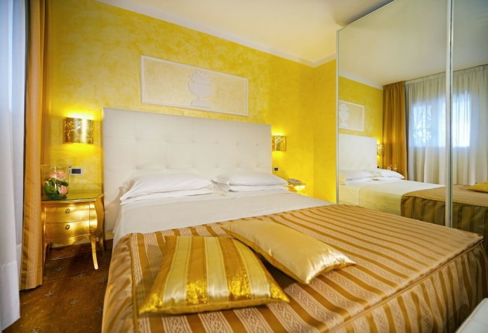 yatak odasının sarı tonlarda tekstil dekorasyonu